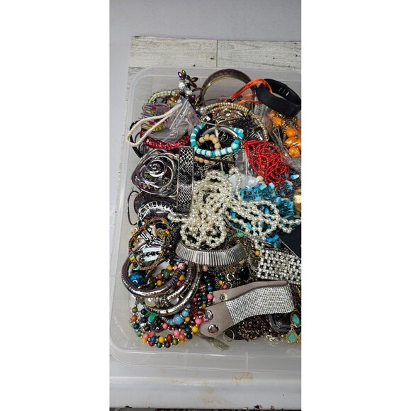 5.5+ lbs Huge Lot Costume Jewelry VTG Now Junk Art Craft & Wear Resell Mix In - Picture 6 of 7